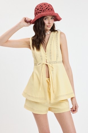 Set Chaleco y Short Amarillo
