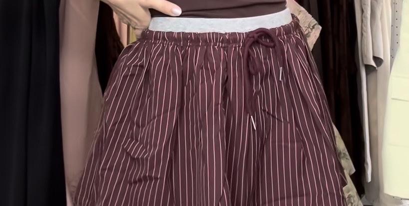 Short Mini Rayas Guinda