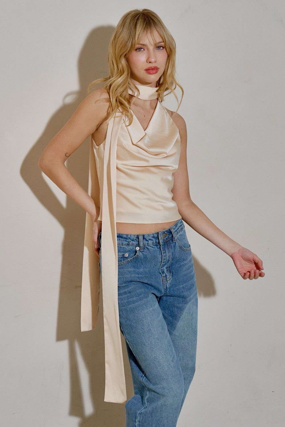 Blusa Amarilla de Satin Halter con Estola