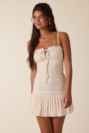 Vestido Corto de Encaje Beige
